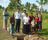 Dilan Fernando (3. v.L.) mit der betroffenen Familie